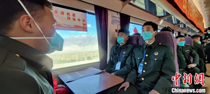 退伍老兵乘坐在退伍專列?！∥鞑厣侥宪姺謪^(qū)某團(tuán)供圖