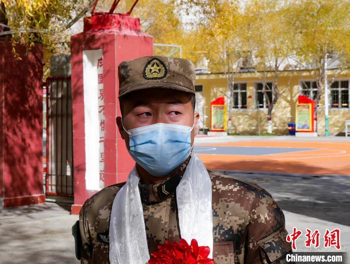 圖為什布奇邊防連退伍老兵臨別前再看一眼連隊(duì)。　劉曉東 攝