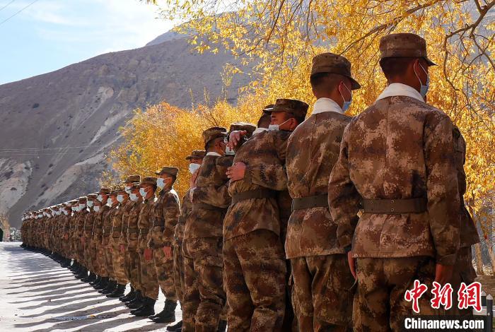 圖為什布奇邊防連退伍老兵與戰(zhàn)友相擁而泣，依依惜別。　徐昌成 攝