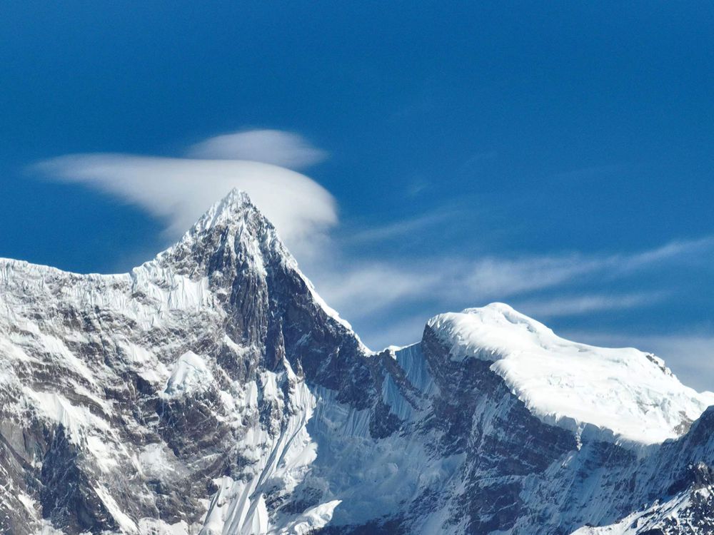 雅魯藏布江遠(yuǎn)處的雪山風(fēng)光。