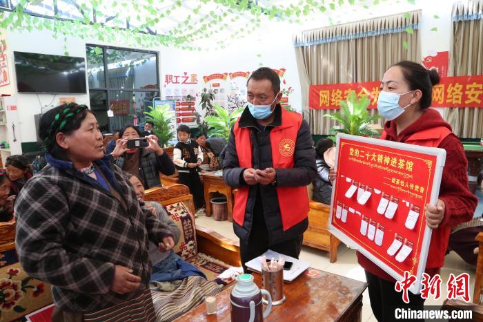 圖為瓊結縣村民參與問答?！愔闈扇?攝