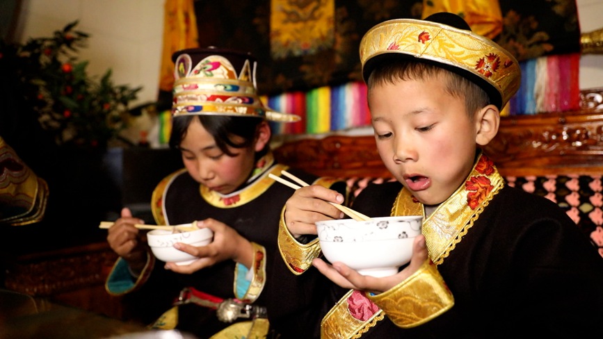 吃“古突”。