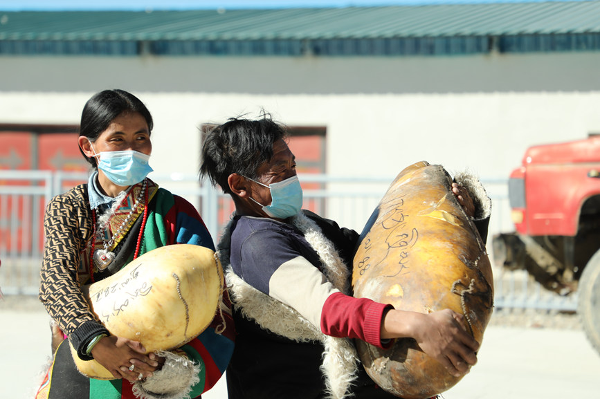 茶措村牧區(qū)改革合作社酥油分紅現(xiàn)場(chǎng)。索朗仁青 攝