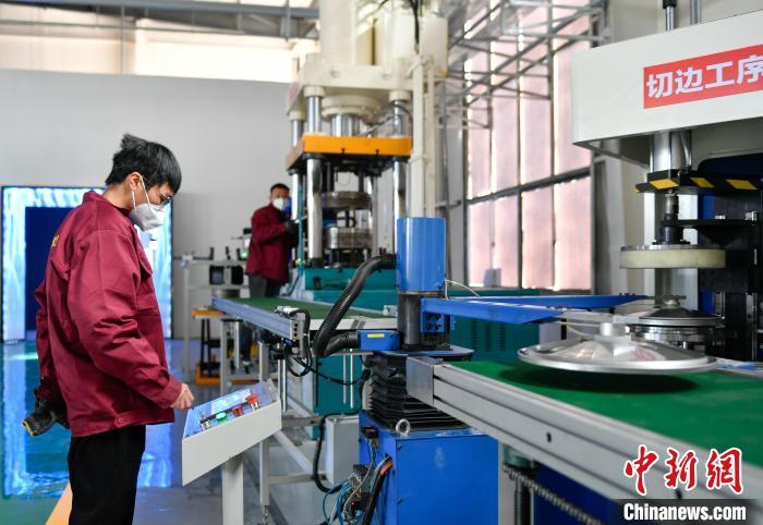 圖為炊具生產(chǎn)線。　貢嘎來松 攝