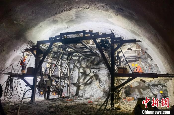 資料圖為隧道施工掘進(jìn)過程中?！∥鞑刈灾螀^(qū)交通運(yùn)輸廳 供圖