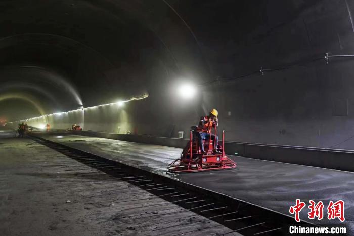 圖為隧道施工現(xiàn)場(chǎng)?！∥鞑刈灾螀^(qū)交通運(yùn)輸廳 供圖