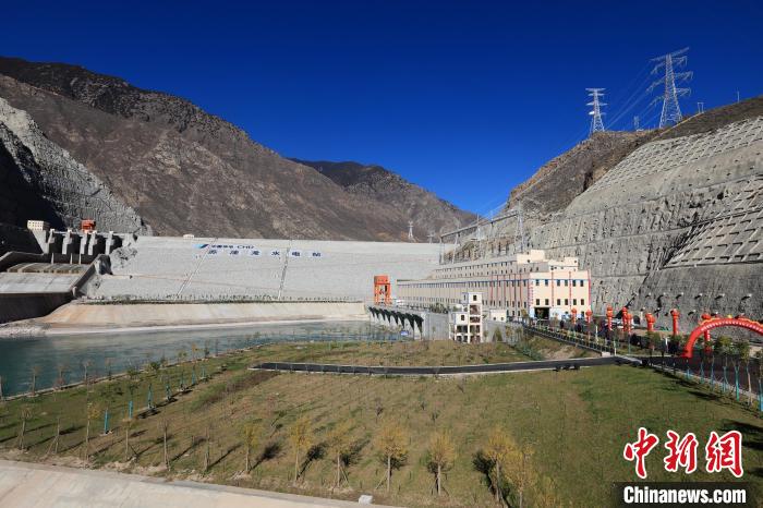 圖為金沙江上游蘇洼龍水電站?！⊥趵?攝