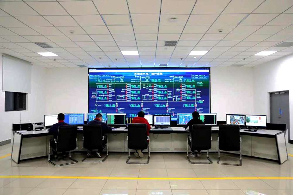 對(duì)大壩填筑碾壓進(jìn)行實(shí)時(shí)全過(guò)程監(jiān)控。吳雛音 攝