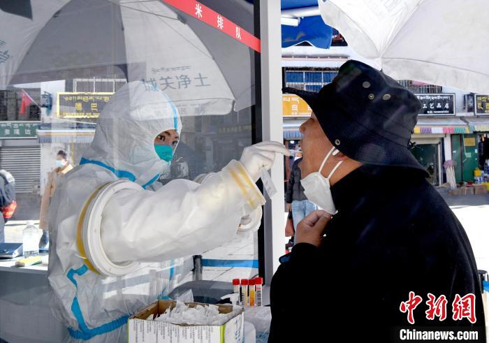12月7日，拉薩市民正在進(jìn)行核酸檢測(cè)?！±盍?攝