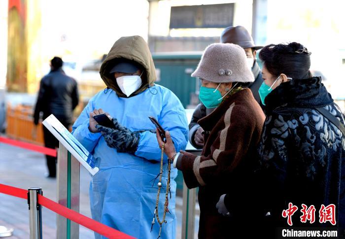 12月7日，拉薩市民掃碼進(jìn)入銀行辦理業(yè)務(wù)?！±盍?攝