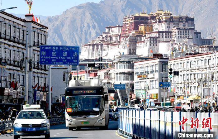 12月7日，一輛公交車從拉薩市城關(guān)區(qū)北京東路駛過?！±盍?攝