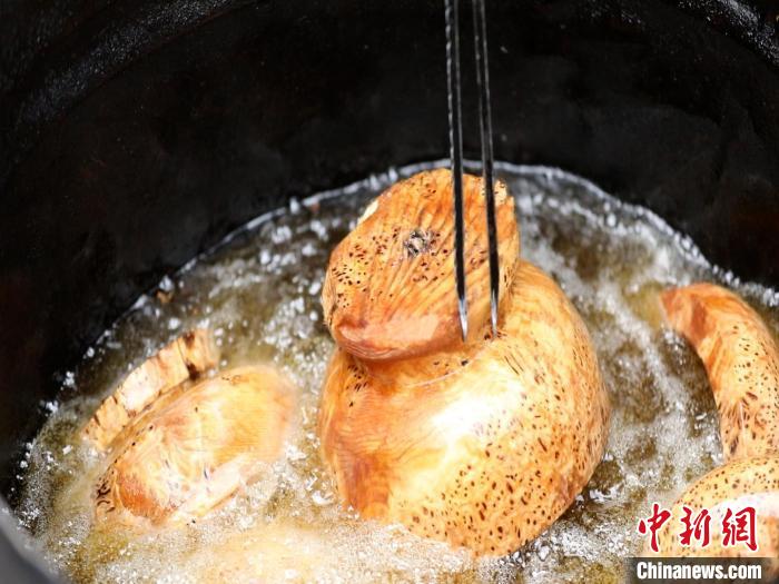 圖為已成型的木碗。　 鄧海平 攝