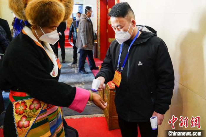 政協(xié)委員測體溫后入場?！〗w波 攝