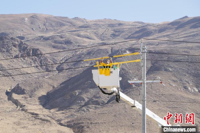 圖為11月9日，國網(wǎng)山南供電公司工作人員進行搭火工作。　格桑 攝