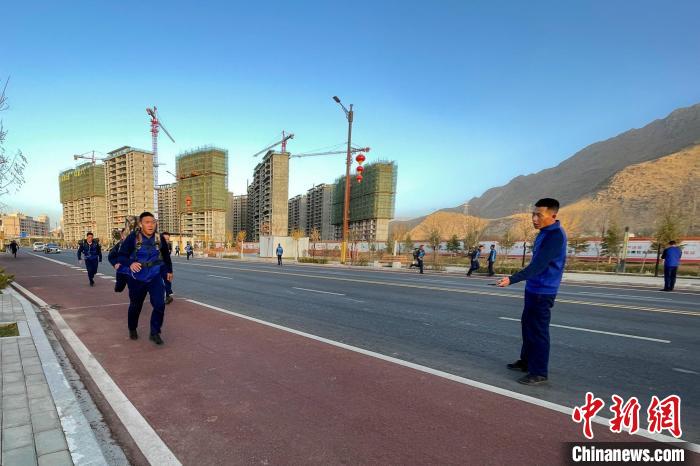 負重5公里體能訓(xùn)練?！∥鞑厣窒揽傟犔厍诖箨?供圖