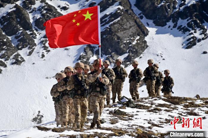 官兵們在巡邊途中?！≡裢?攝