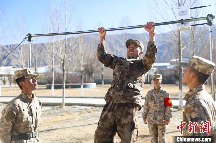 單杠引體向上現(xiàn)場，選手竭盡全力突破自我。　吳蒙昆 攝