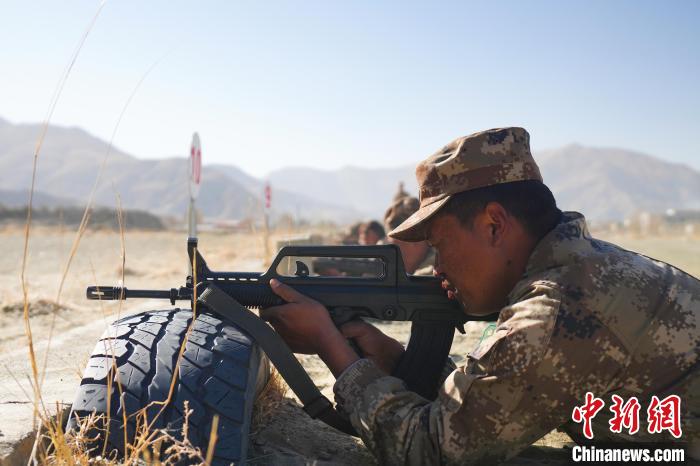 參賽民兵在進行瞄準。　吳蒙昆 攝