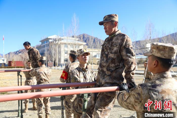 雙杠臂屈伸項目競賽現(xiàn)場?！敲衫?攝