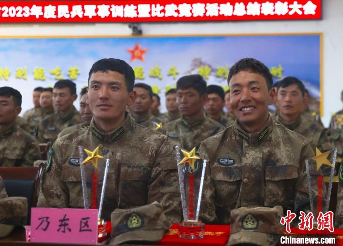 表彰大會上，獲獎選手開心瞬間?！敲衫?攝