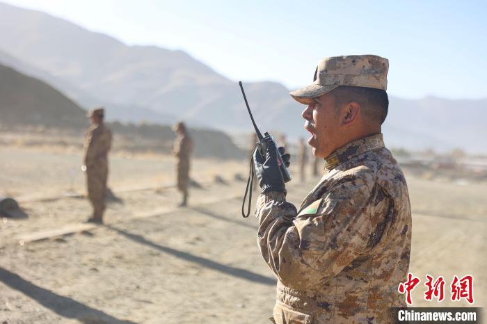 裁判員羅布次仁下達“臥姿裝子彈”口令。　吳蒙昆 攝