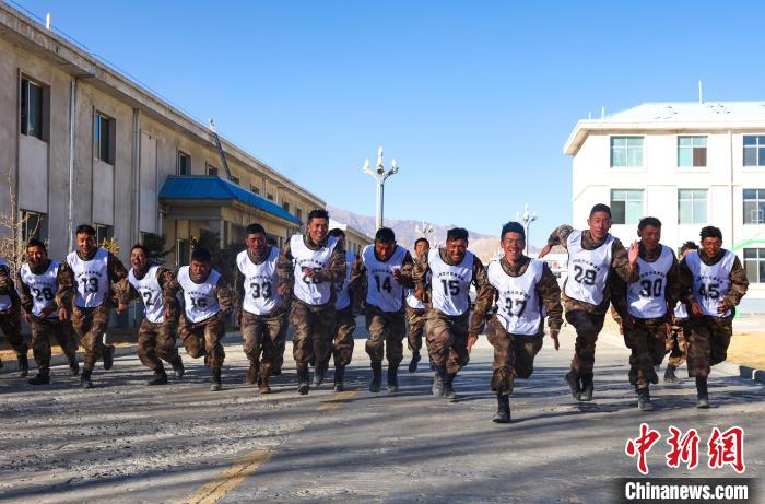 3000米開賽，選手們奮勇爭先?！敲衫?攝