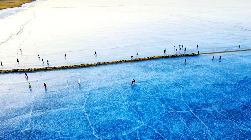航拍冰上轉(zhuǎn)場。 張虎攝