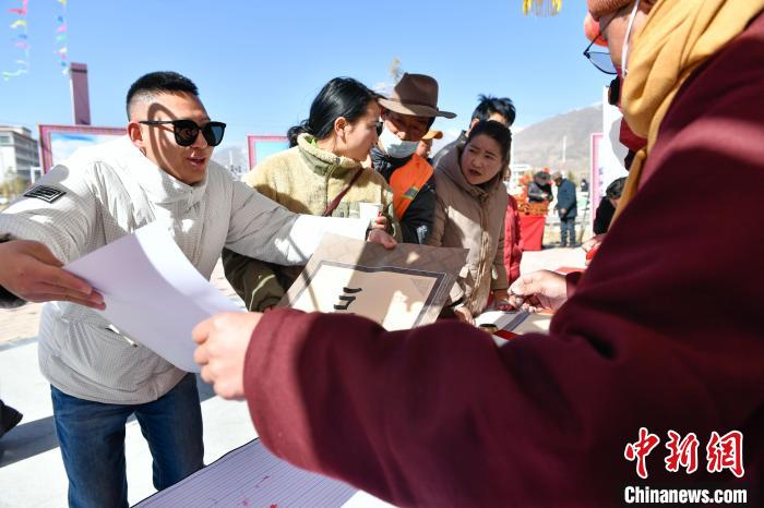 圖為展銷會現(xiàn)場?！∝暩聛硭?攝