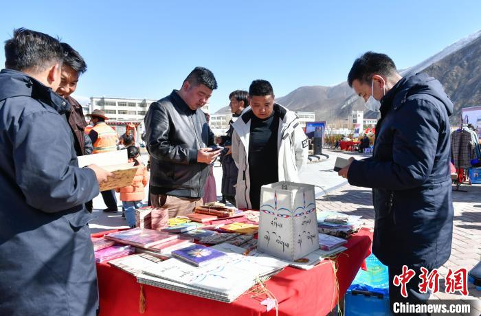 圖為展銷會現(xiàn)場。　貢嘎來松 攝