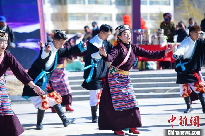 圖為藝術(shù)團(tuán)表演“扎西果諧”?！∝暩聛硭?攝