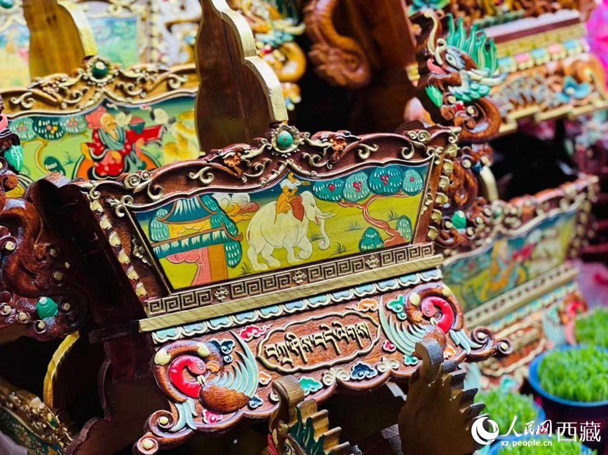 年貨市場(chǎng)上的切瑪盒（切瑪盒是藏歷新年吉祥物，是在精制斗型木盒中用隔板分開，分別盛入炒麥粒和糌粑，插上仔卓，象征著人壽年豐、吉祥如意）。人民網(wǎng) 次仁羅布攝