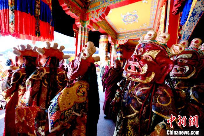 2月19日，楚布寺僧人們佩戴面具準(zhǔn)備參加跳神活動?！±盍?攝