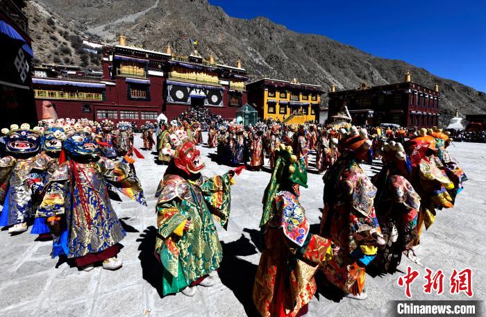 2月19日，楚布寺僧人們佩戴面具參加跳神活動?！±盍?攝