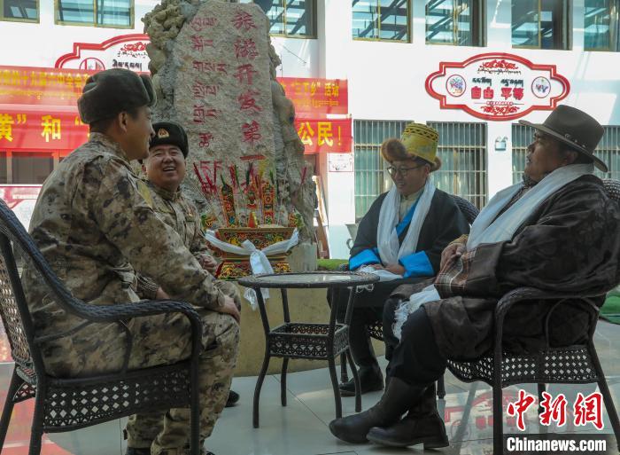 圖為阿里軍分區(qū)某邊防團(tuán)官兵與駐地群眾拉家常。　劉曉東 攝