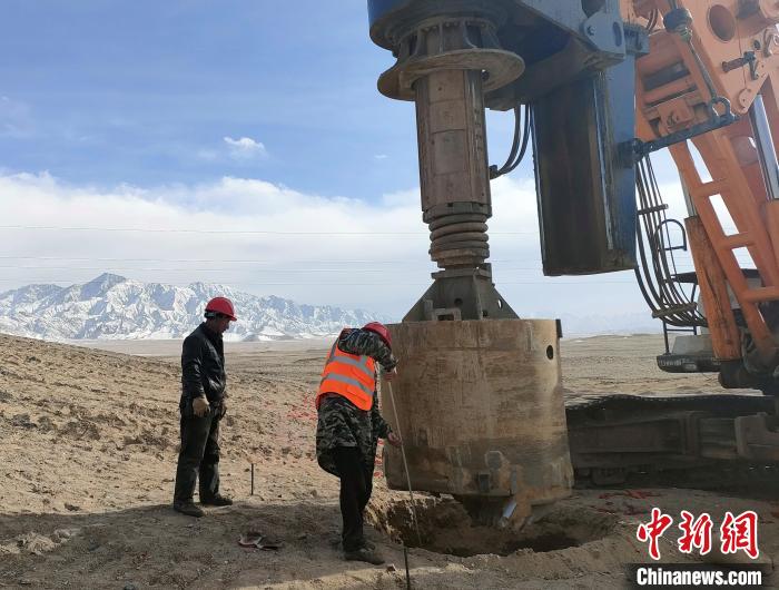 圖為施工人員檢查護(hù)筒高度?！⒁婧?攝