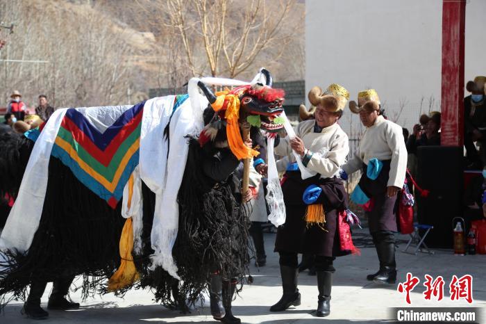 圖為民間藝人表演加麻百·甲江?！愔闈扇?攝