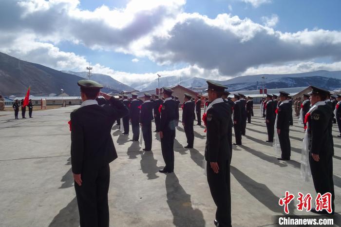 雪山下，退役士兵向軍旗敬軍禮?！±顚W(xué)文 攝