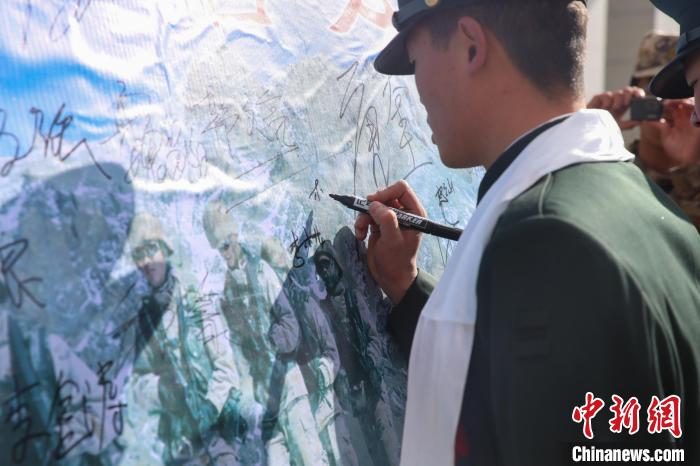 退役士兵簽名留念?！⒖≥x 攝