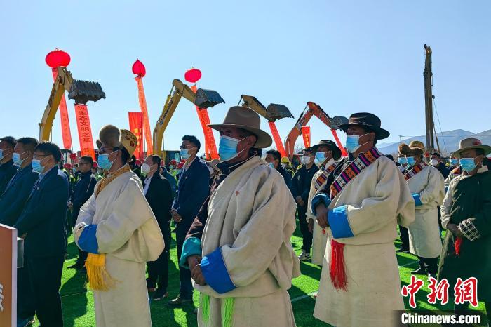 各方代表參加集中開復(fù)工儀式?！∧岈斪扛?攝