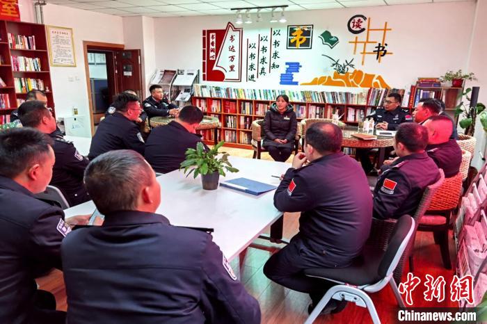 圖為亞?wèn)|出入境邊防檢查站民警與銀行業(yè)務(wù)人員進(jìn)行金融知識(shí)深入交流。　胡利媛 攝