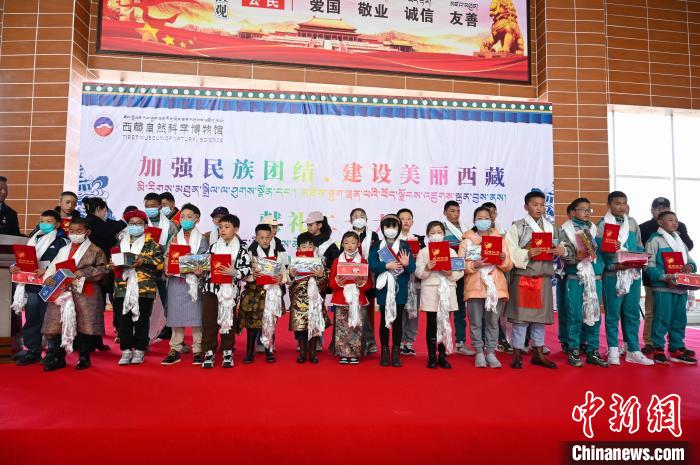 圖為部分獲獎學生合影?！≮w朗 攝