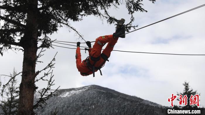 正在進行橫渡訓練?！∥骼@拉翁 攝