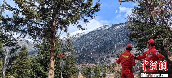 正在進行斜向救援?！∥骼@拉翁 攝