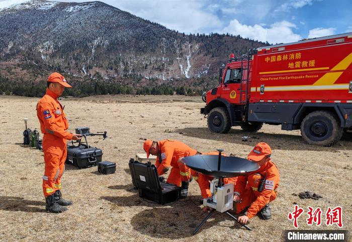正在進行通信通聯(lián)訓練?！∥骼@拉翁 攝