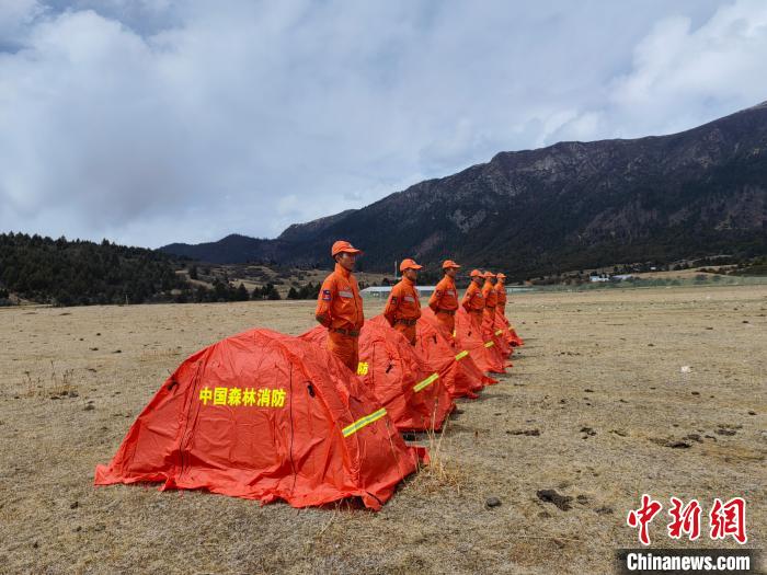 正在進行帳篷搭設(shè)。　西繞拉翁 攝