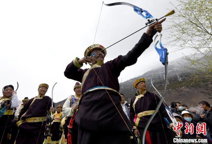 3月28日，選手參加響箭比賽。　李林 攝