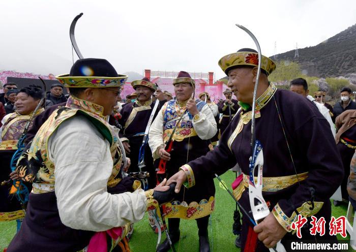3月28日，選手射中靶心后慶祝?！±盍?攝