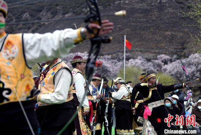 3月28日，選手參加響箭比賽?！±盍?攝