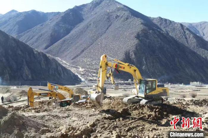 圖為高標準農(nóng)田建設施工現(xiàn)場。　格桑倫珠 攝