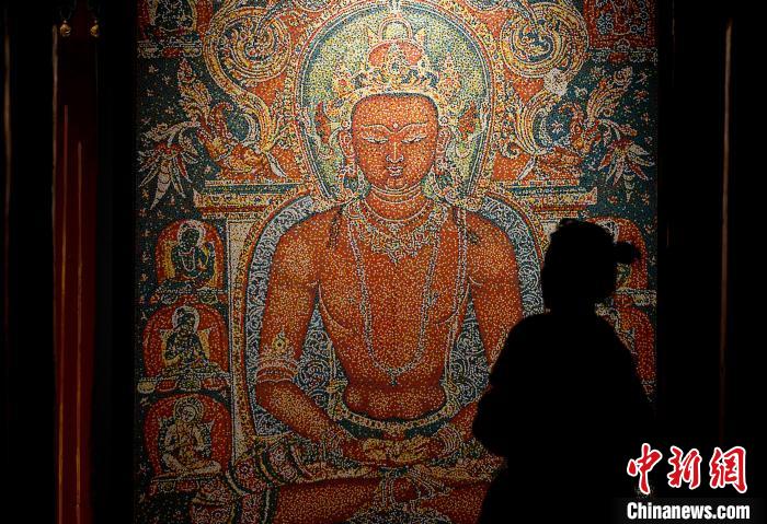 3月31日，觀眾欣賞展覽中的作品?！±盍?攝